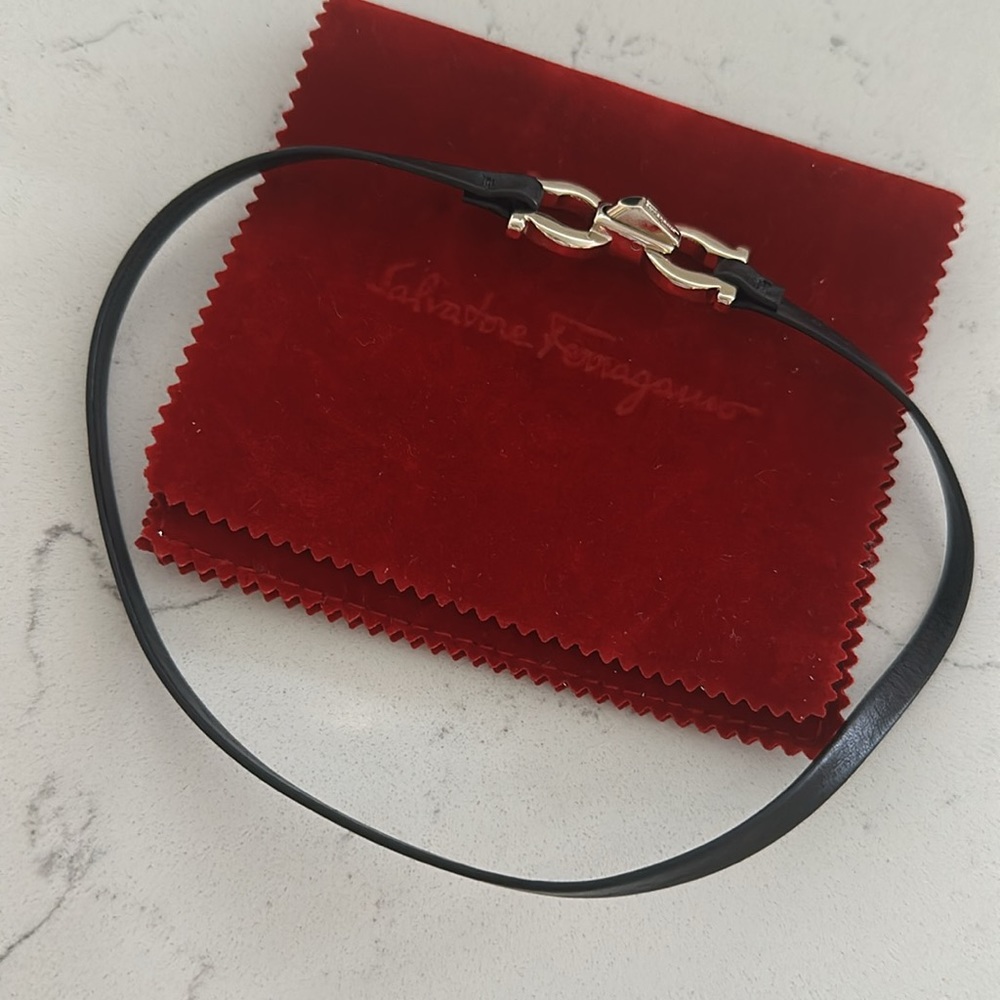 NEW SALVATORE FERRAGAMO BLACK LEATHER GOLD WRAP BRACELET IN ORIGINAL POUCH - Picture 4 of 4